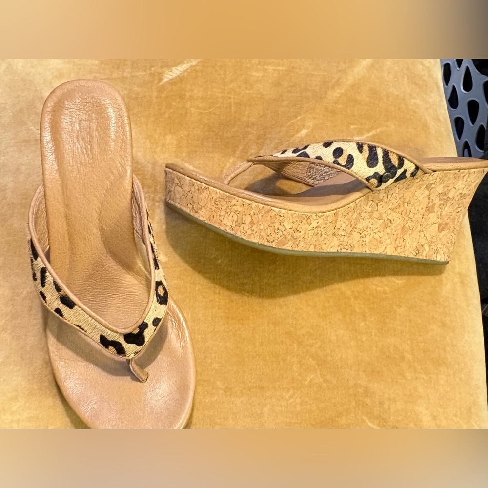 UGG animal print wedge thong sandal size 6.5
